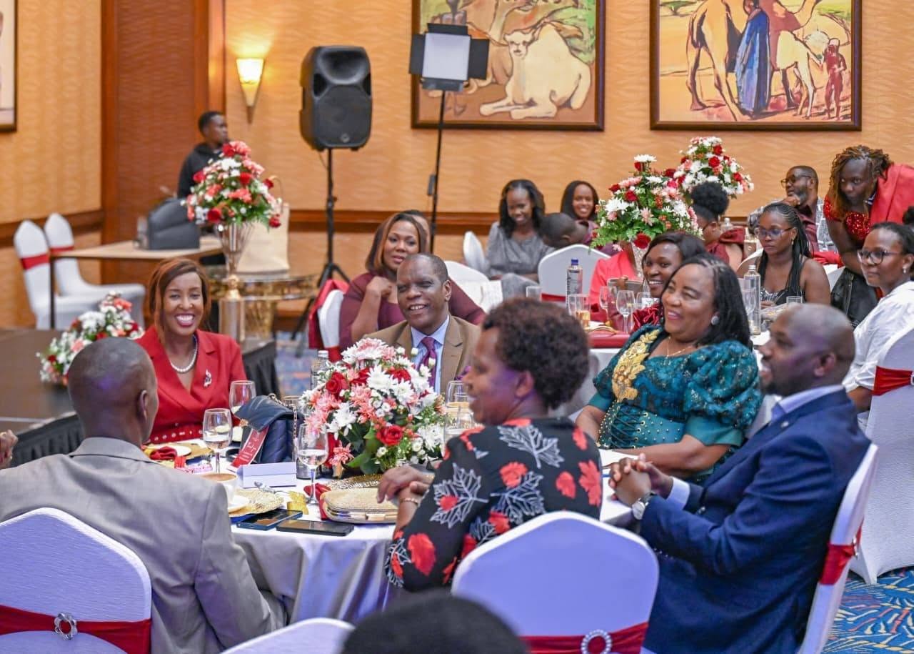 Women networking at an alumnae association event